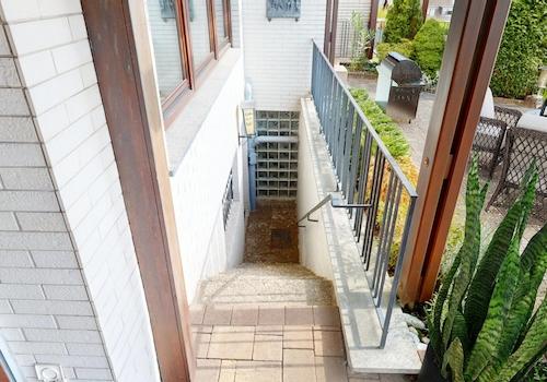 Aussentreppe von der Kellerbar zur Terrasse