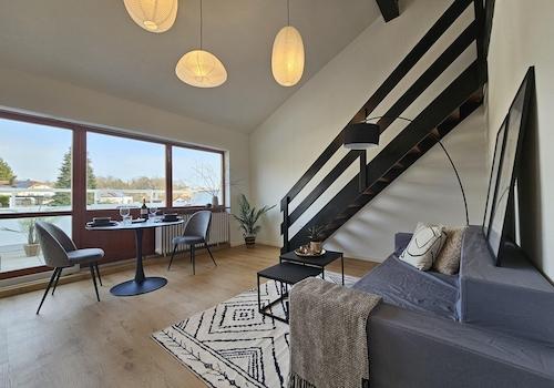 Wohnbereich mit Fensterfront