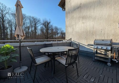 Balkon mit Blick in den Schönbuch (Möbel KI)