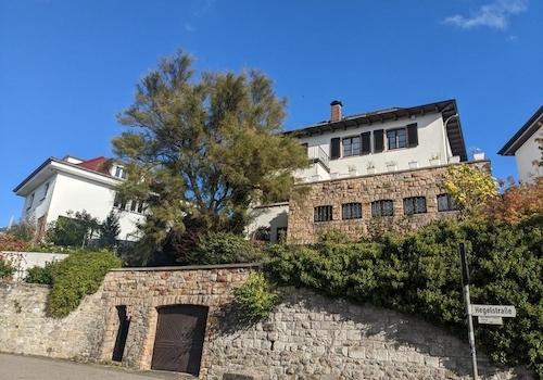 Eingang und Garage Hegelstr. 1