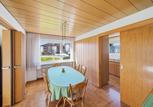 ...mit offenem Essbereich mit Schiebetür zum Trennen