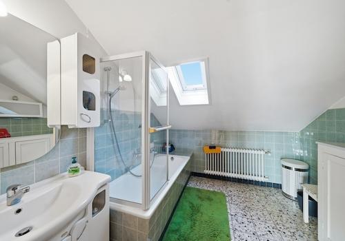 OG - Das Badezimmer mit Duschwanne