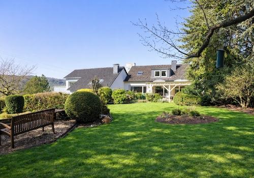 Der wunderschöne Garten mit Gartenhaus und Feuerstelle