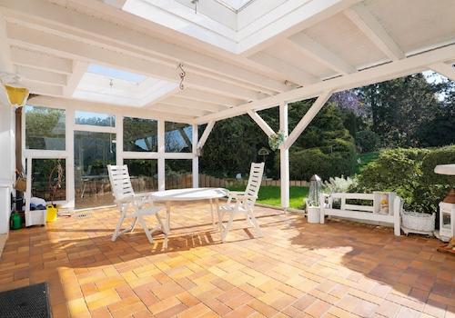 Blick auf die große und überdachte Terrasse