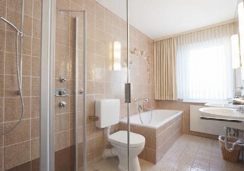 Das Bad mit Glasdusche im EG