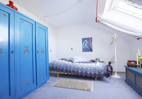 Ein gemütlicher Schlafraum im DG