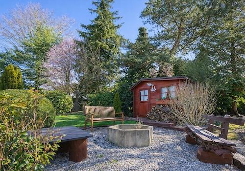 Die Gartenhütte mit zusätzlichem Sitzplatz