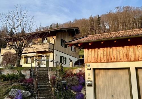 Hausansicht mit Doppelgarage