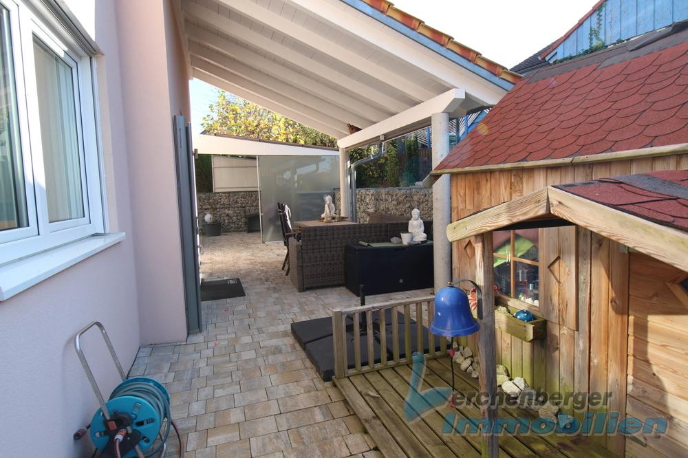 Terrasse mit Outdoor-Küche