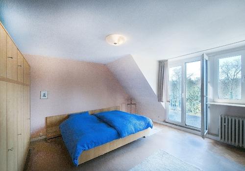 Schlafzimmer mit Balkon im DG