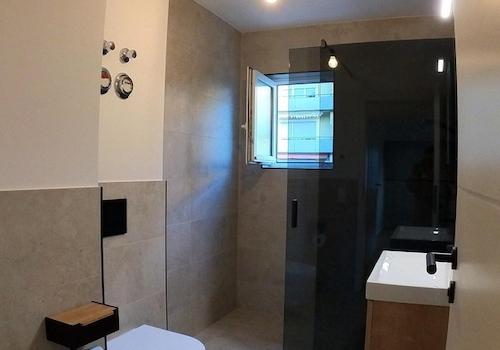modernes Badezimmer 