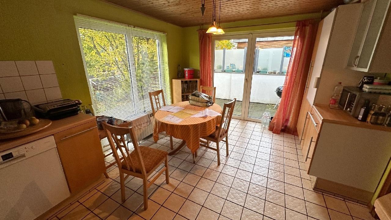 Küche mit Ausgang in den Garten