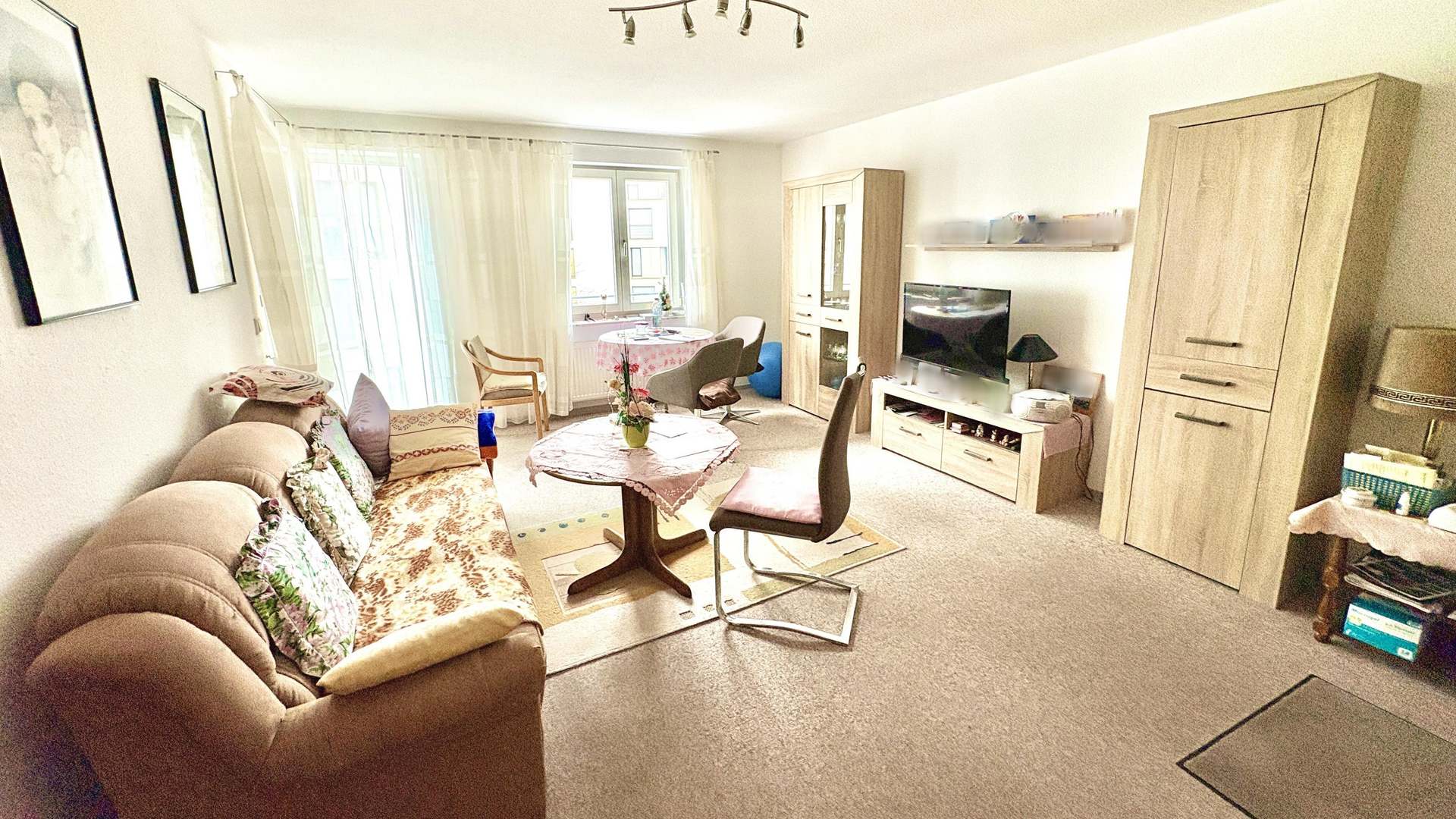 Wohnzimmer mit Balkonzugang