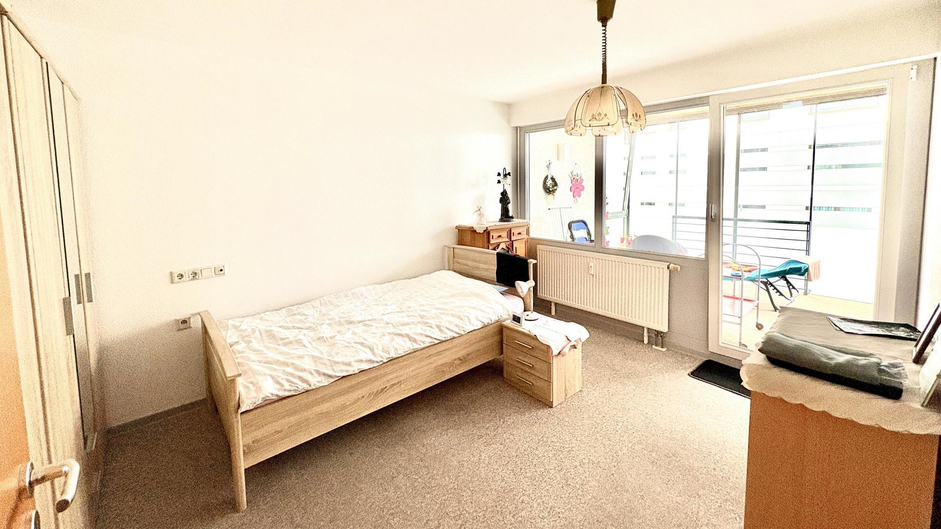 Schlafzimmer mit Balkonzugang