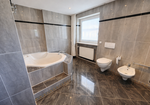 Bad mit Badewanne OG