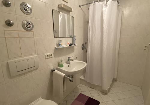 Badezimmer mit Dusche