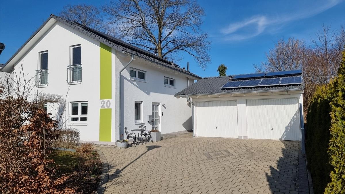 Ansicht Zufahrt mit Doppelgarage