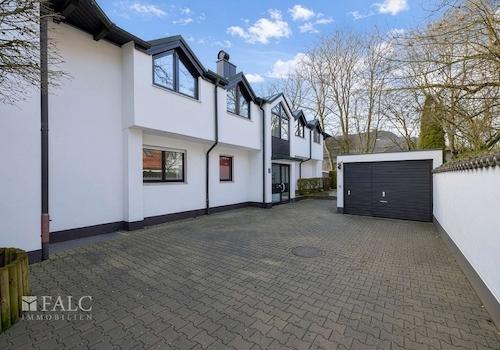 Gebäude Eingangsbereich mit Zufahrt