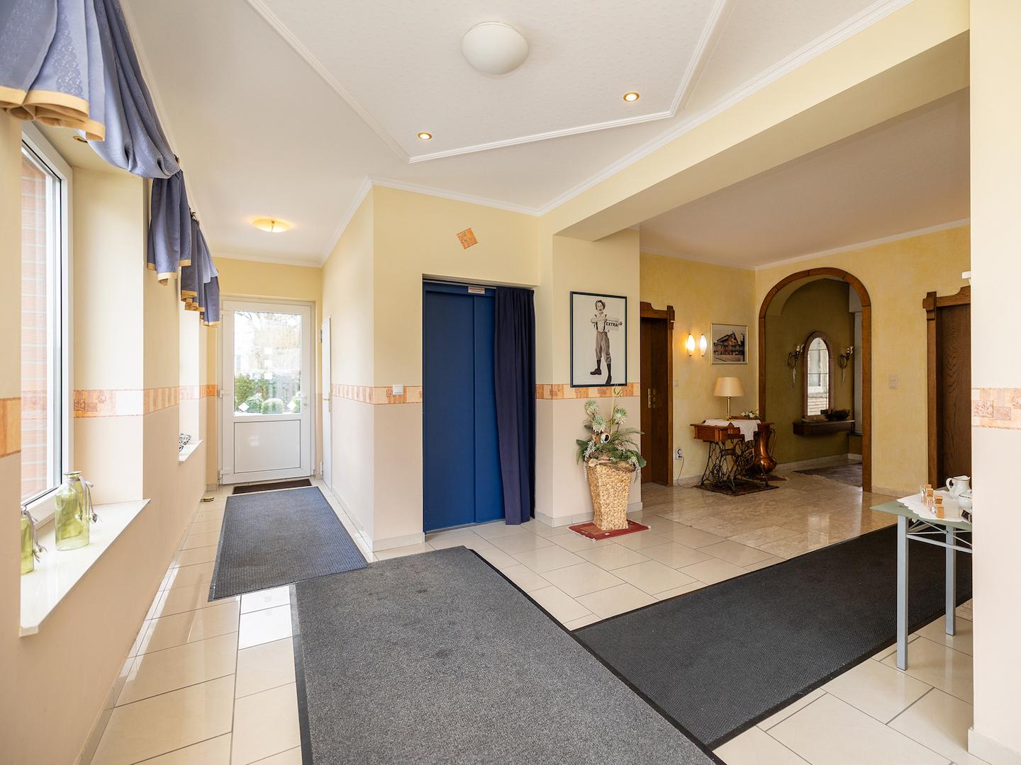 Eingang & Vorraum Fahrstuhl