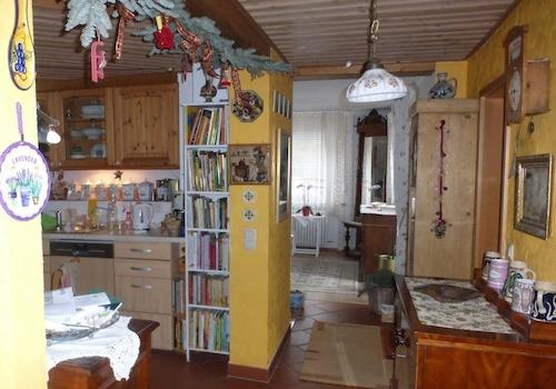 Blick in Küche u. Wohnzimmer