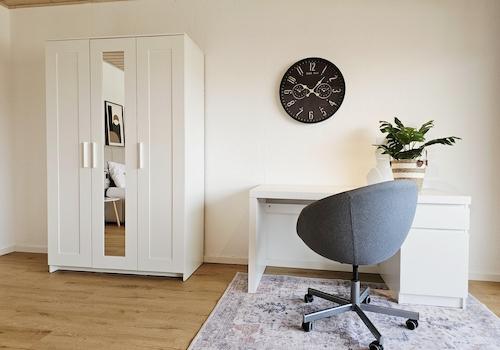 Schrank und Schreibtisch