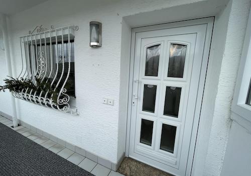 Wohnungstür & Laubengang