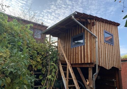 Baumhaus und Schuppen