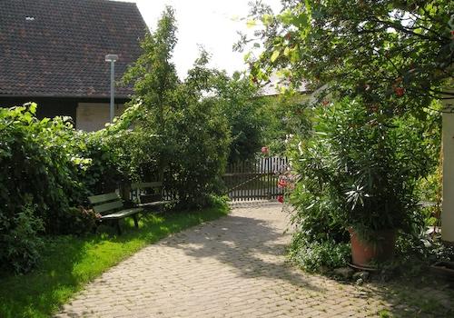 Hof und Stellplätze