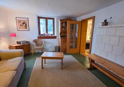 Haus 2 Stube mit Kachelofen