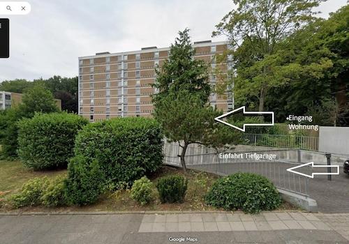 Haus mit Tiefgaragenzufahrt