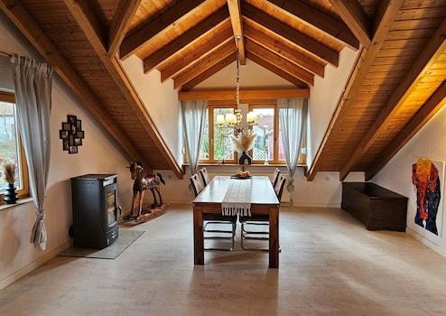 Helle Traum-Maisonette 3,5 Zi. – 4 versetzte Ebenen, Kamin, PV-Anlage & Weitblick!