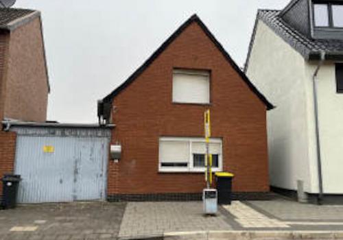 Zugang Toreinfahrt , Das Spitzgiebelhaus ist entke