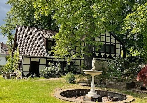 Brunnen mit Gästehaus II