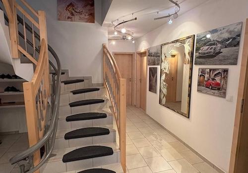 Flurbereich/Treppenh. mit Lift