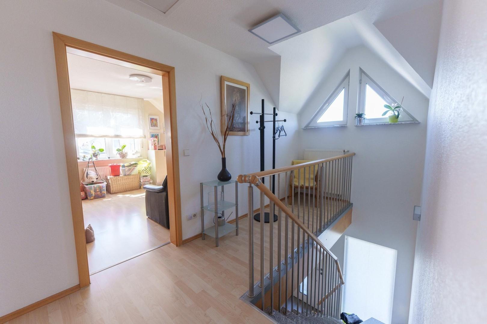 Flur OG mit Treppe