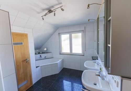 Hauptbad mit Dusche und Wanne