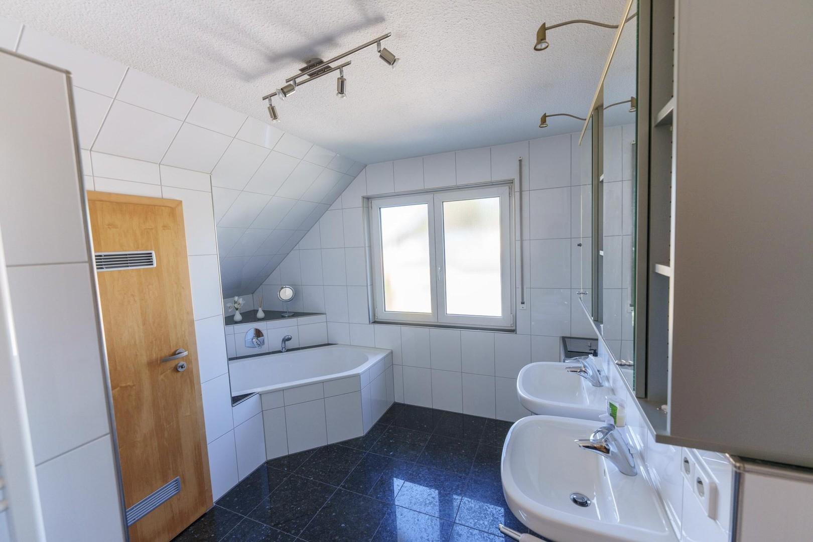 Hauptbad mit Dusche und Wanne