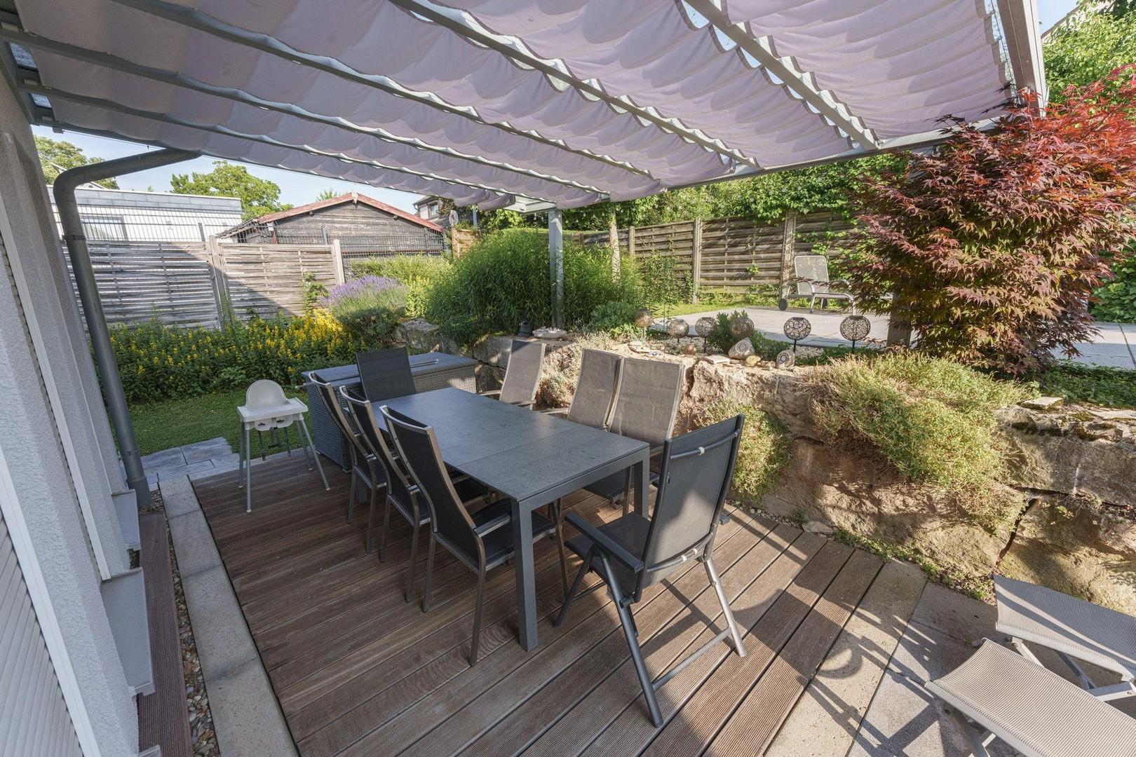 Holzterrasse hinten