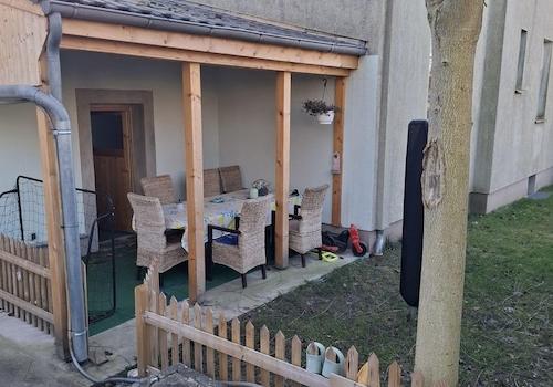 Überdachte Terrasse mit Garten
