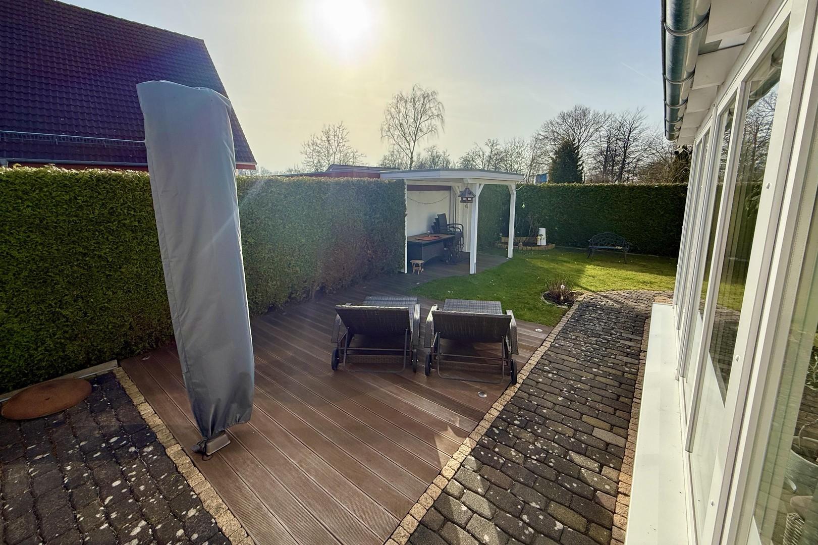 Sonnenterasse & Gartenansicht
