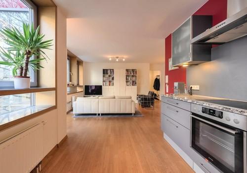 Küche mit Blick auf Wohnber.