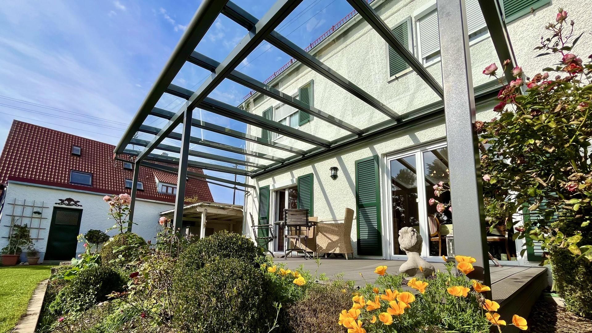 Terrasse mit Glasüberdachung
