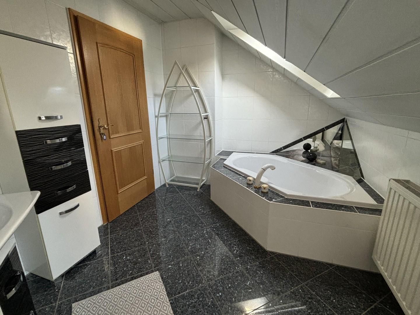 Bad mit Badewanne