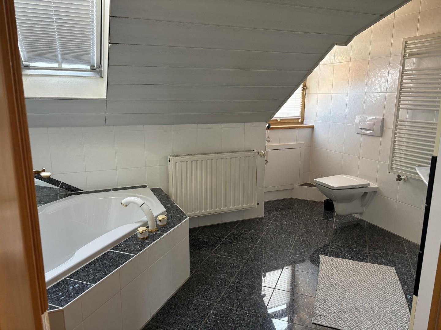 Bad mit Badewanne