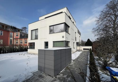 Eingangsweg mit Müllschrank