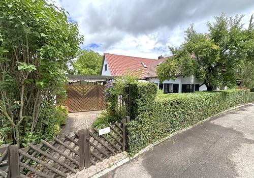 Hausansicht m. Zufahrt Carport