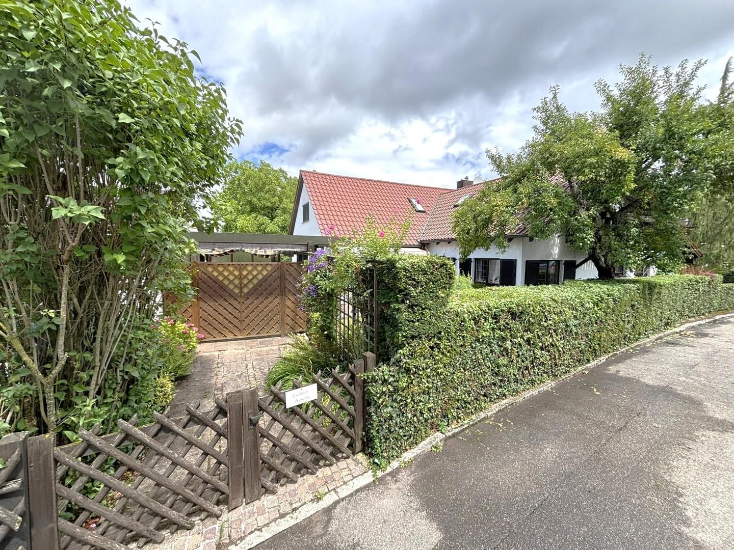 Hausansicht m. Zufahrt Carport