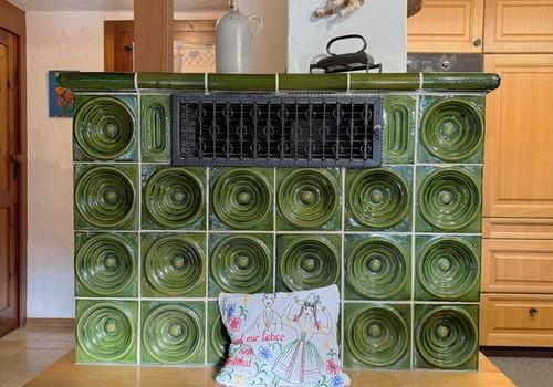 Kachelofen in Wohnküche