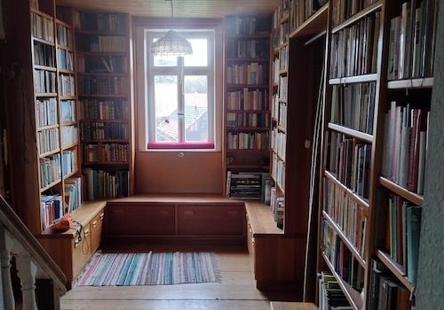 Flur mit Bibliothek