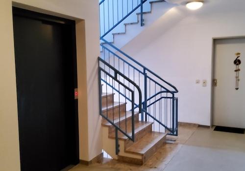 Treppenhaus mit Fahrstuhl